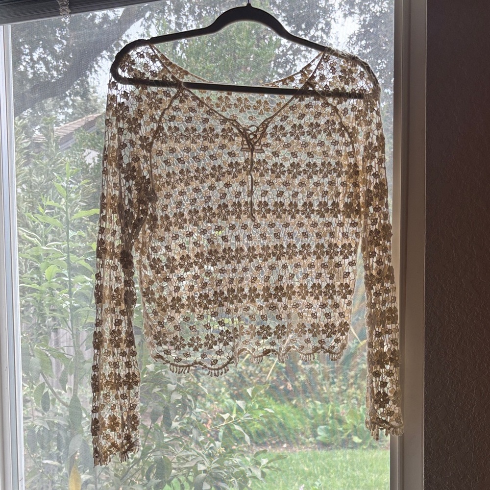 Chic Floral Lace Blouse in Cream - size L